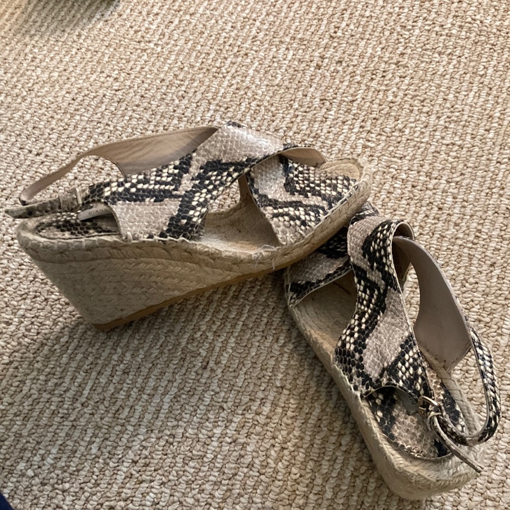 DVF snake wedge